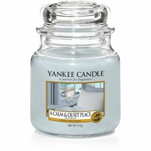 YANKEE CANDLE 1577129E SVIECKA A CALM AND QUIET PLACE/STREDNA vyobraziť